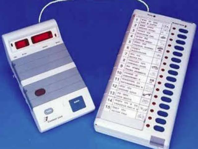 BREAKING NEWS – भिलाई के मतदान केंद्र में ईवीएम ख़राब