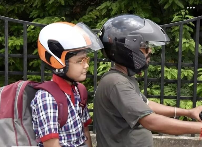 नितिन गडकरी का बड़ा ऐलान, अब अनिवार्य रूप से दो हेलमेट के साथ बेचे जाएंगे दोपहिया वाहन