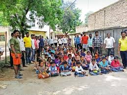 सास्ती शाळेतील शिक्षकाच्या अचानक बदलीवर पालक-विद्यार्थ्यांचा संताप, उपविभागीय कार्यालयात ठिय्या