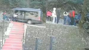 डलहौजी में बड़ा हादसा टला: ढलान पर खड़ी वैन लुढ़की, यात्रियों ने जान बचाकर भागा